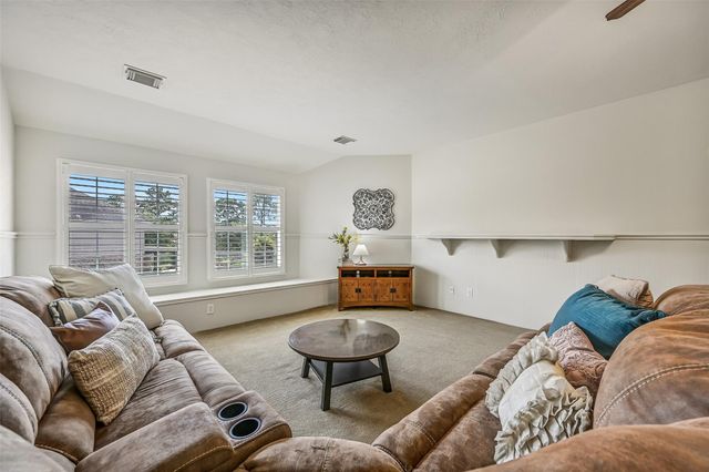 212 Falcon Lake Circle, Friendswood, TX 77546