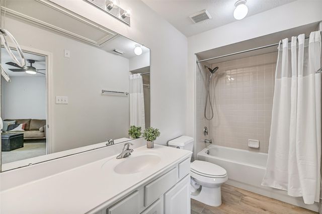 212 Falcon Lake Circle, Friendswood, TX 77546