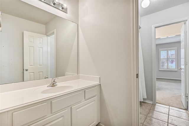 212 Falcon Lake Circle, Friendswood, TX 77546