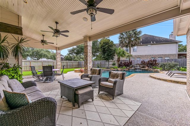 212 Falcon Lake Circle, Friendswood, TX 77546
