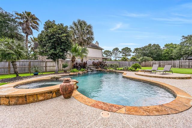 212 Falcon Lake Circle, Friendswood, TX 77546