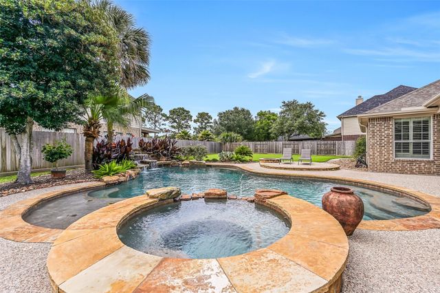212 Falcon Lake Circle, Friendswood, TX 77546