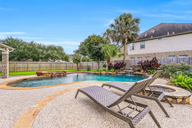 212 Falcon Lake Circle, Friendswood, TX 77546
