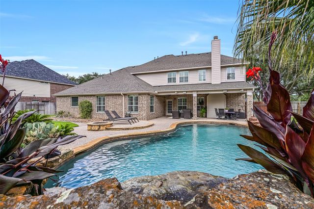 212 Falcon Lake Circle, Friendswood, TX 77546