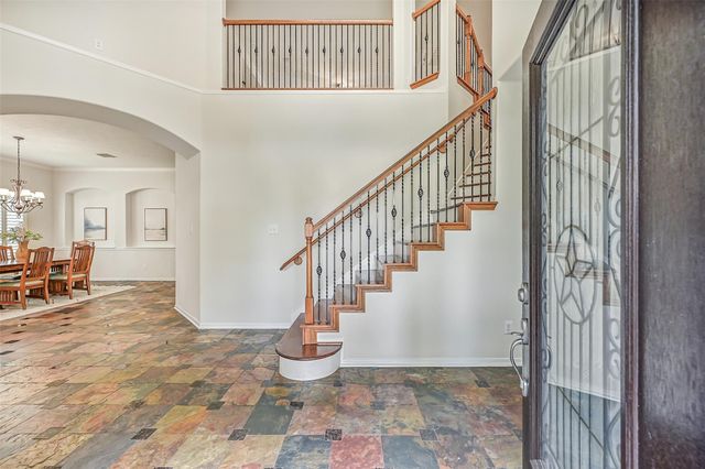 212 Falcon Lake Circle, Friendswood, TX 77546