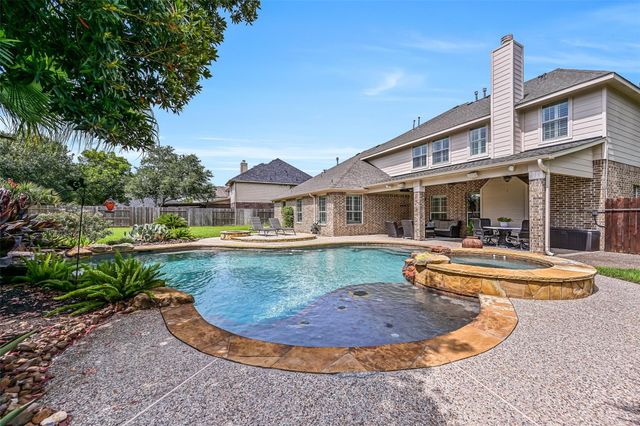 212 Falcon Lake Circle, Friendswood, TX 77546