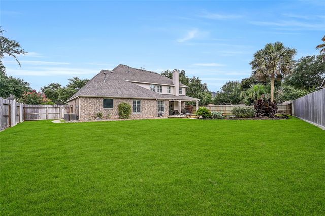 212 Falcon Lake Circle, Friendswood, TX 77546