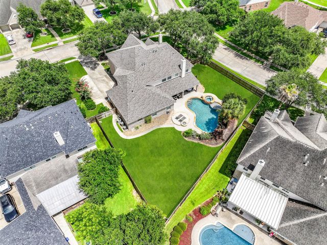 212 Falcon Lake Circle, Friendswood, TX 77546