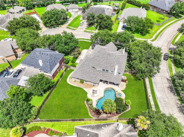 212 Falcon Lake Circle, Friendswood, TX 77546
