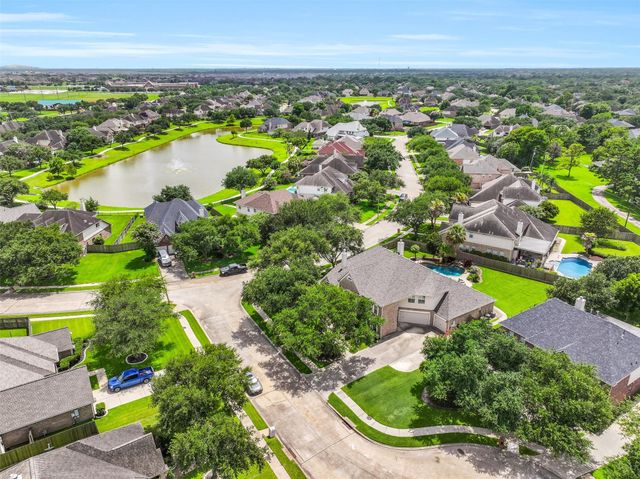 212 Falcon Lake Circle, Friendswood, TX 77546