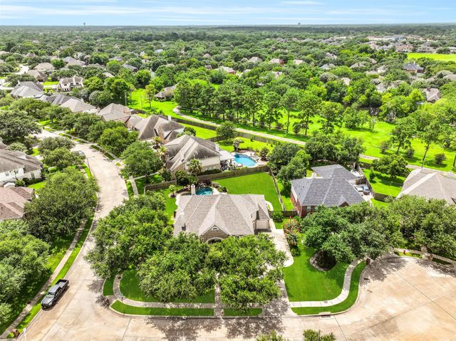 212 Falcon Lake Circle, Friendswood, TX 77546