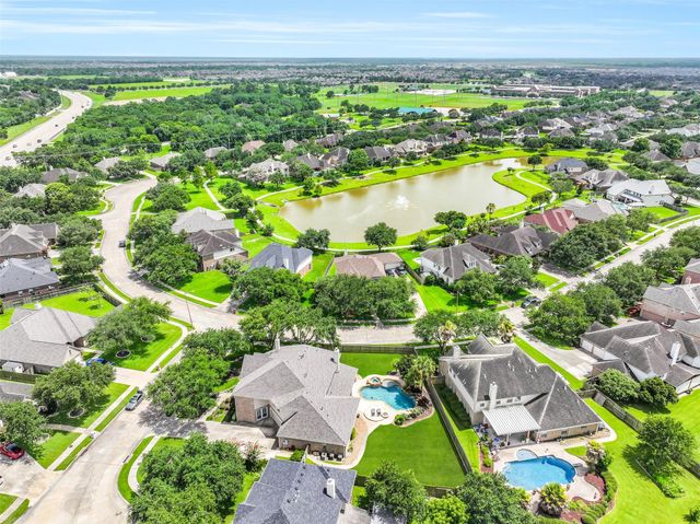 212 Falcon Lake Circle, Friendswood, TX 77546