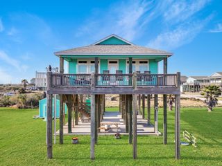 911 S Tinkle Lane, Crystal Beach, TX 77650