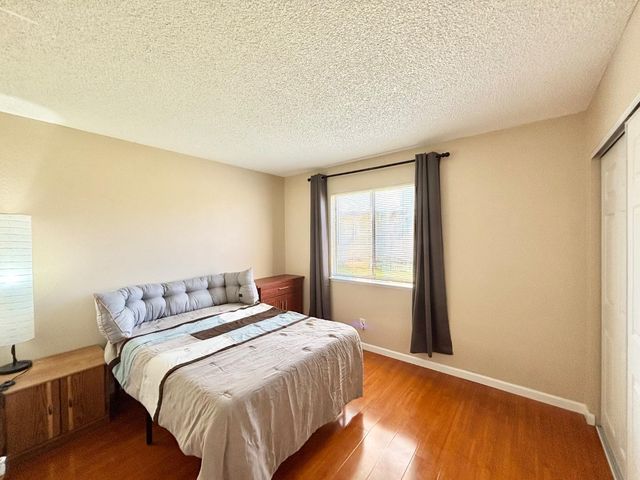 9328 Aizenberg Cir, Elk Grove, CA 95624