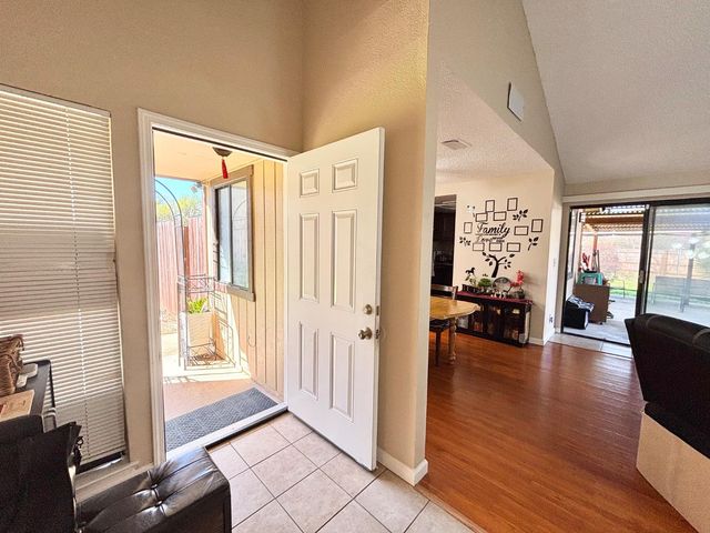 9328 Aizenberg Cir, Elk Grove, CA 95624