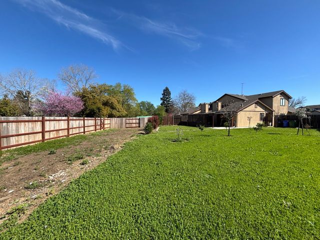 9328 Aizenberg Cir, Elk Grove, CA 95624