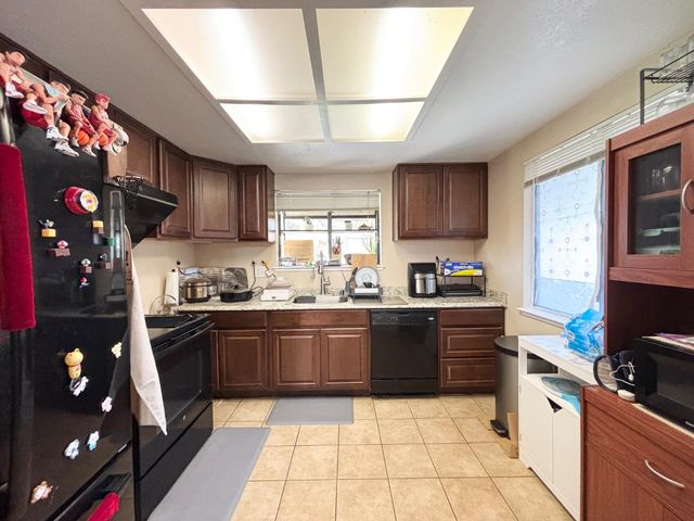 9328 Aizenberg Cir, Elk Grove, CA 95624