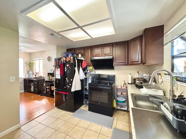 9328 Aizenberg Cir, Elk Grove, CA 95624