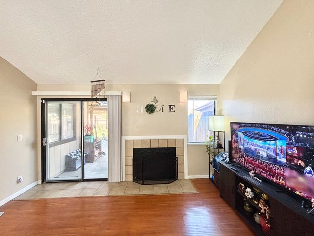 9328 Aizenberg Cir, Elk Grove, CA 95624