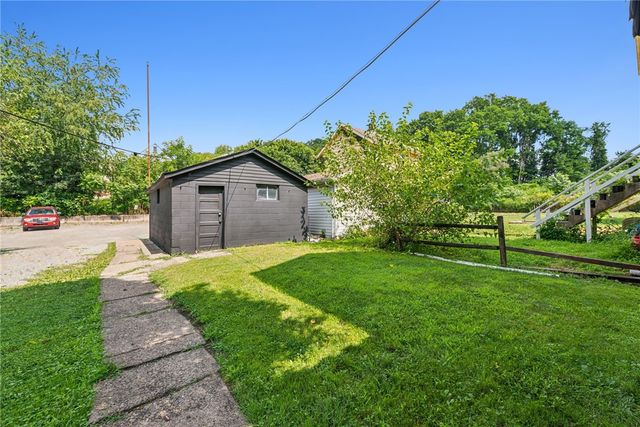 17 13th St, Jeannette, PA 15644