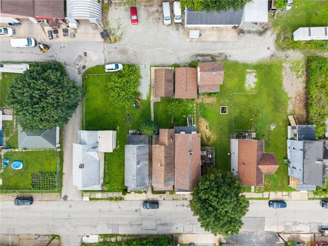 17 13th St, Jeannette, PA 15644