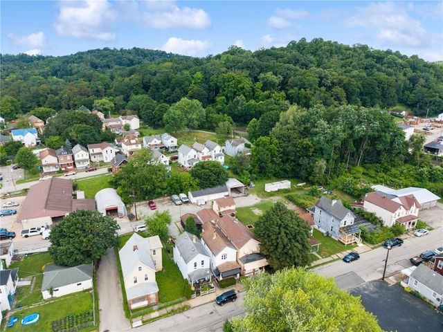 17 13th St, Jeannette, PA 15644