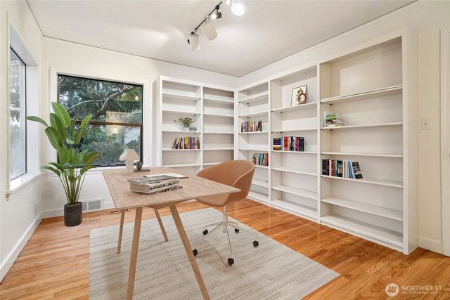 1114 2nd Avenue N, Seattle, WA 98109