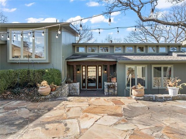 254 Arapahoe Circle E, Lake Quivira, KS 66217