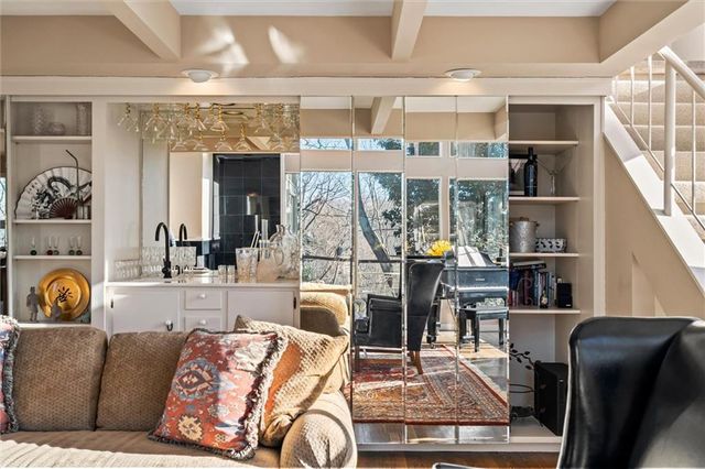 254 Arapahoe Circle E, Lake Quivira, KS 66217