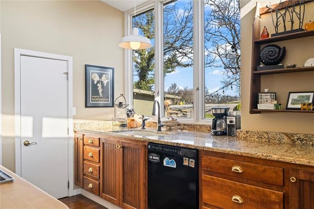 254 Arapahoe Circle E, Lake Quivira, KS 66217