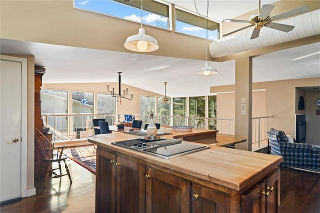 254 Arapahoe Circle E, Lake Quivira, KS 66217