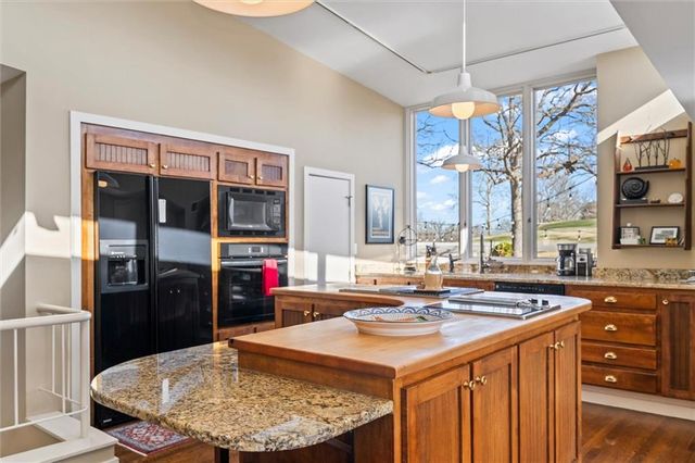 254 Arapahoe Circle E, Lake Quivira, KS 66217