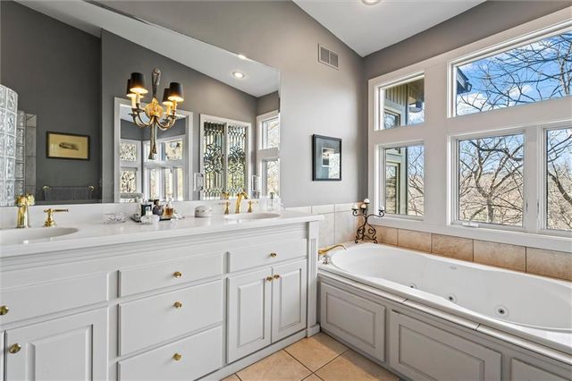 254 Arapahoe Circle E, Lake Quivira, KS 66217