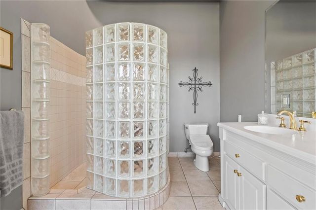 254 Arapahoe Circle E, Lake Quivira, KS 66217