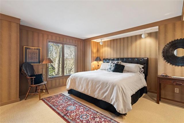 254 Arapahoe Circle E, Lake Quivira, KS 66217