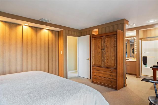 254 Arapahoe Circle E, Lake Quivira, KS 66217