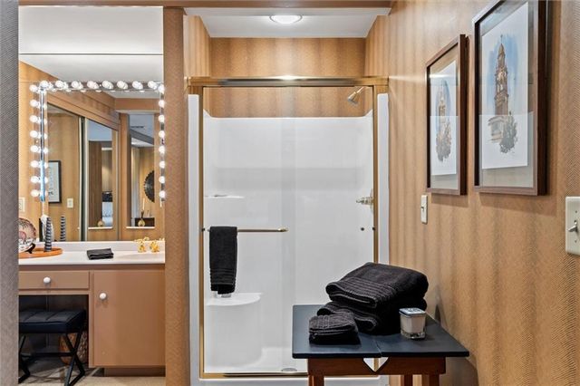 254 Arapahoe Circle E, Lake Quivira, KS 66217