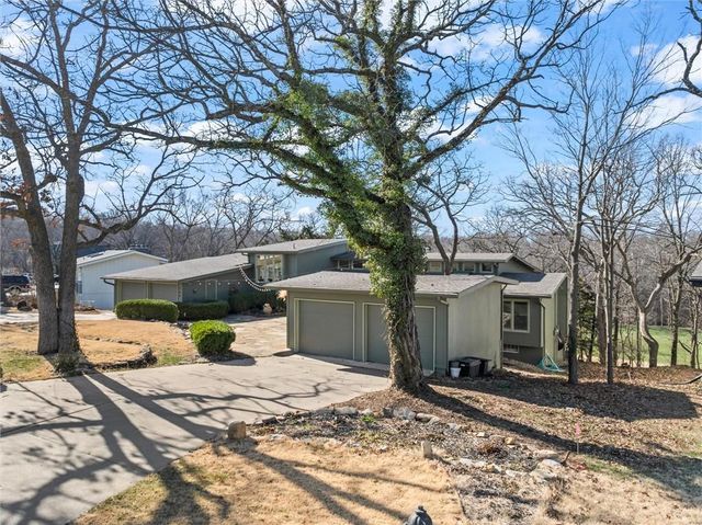 254 Arapahoe Circle E, Lake Quivira, KS 66217