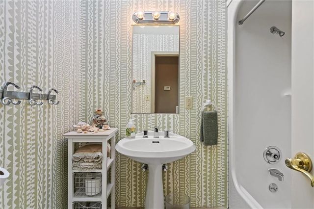 254 Arapahoe Circle E, Lake Quivira, KS 66217