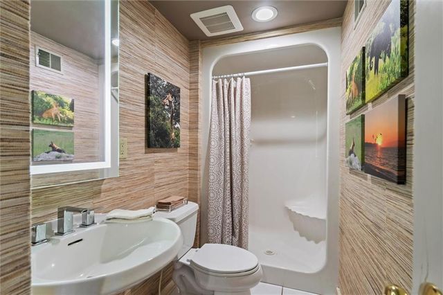 254 Arapahoe Circle E, Lake Quivira, KS 66217