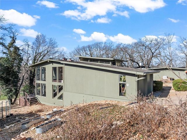 254 Arapahoe Circle E, Lake Quivira, KS 66217