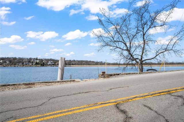 254 Arapahoe Circle E, Lake Quivira, KS 66217