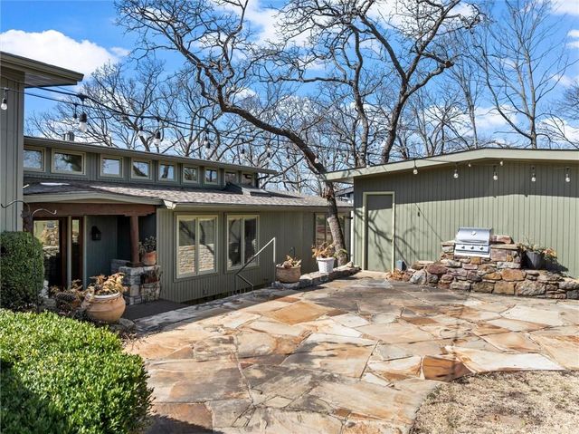 254 Arapahoe Circle E, Lake Quivira, KS 66217