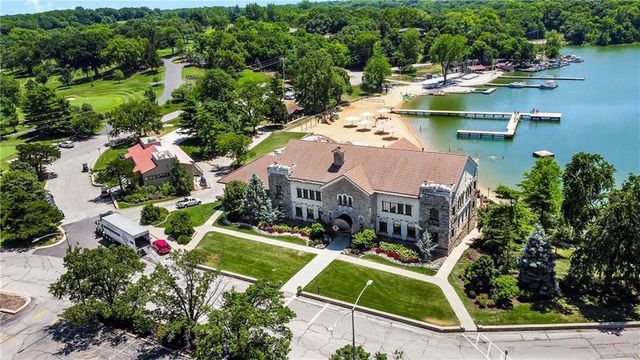 254 Arapahoe Circle E, Lake Quivira, KS 66217