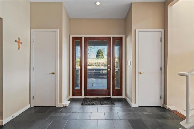 254 Arapahoe Circle E, Lake Quivira, KS 66217