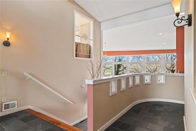 254 Arapahoe Circle E, Lake Quivira, KS 66217