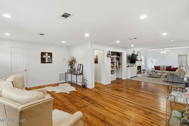 902 E College Street, Clinton, MS 39056