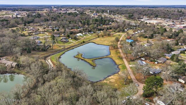 902 E College Street, Clinton, MS 39056