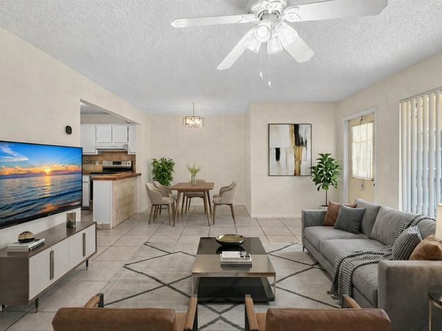 305 Knotty Pine Circle A2, Greenacres, FL 33463