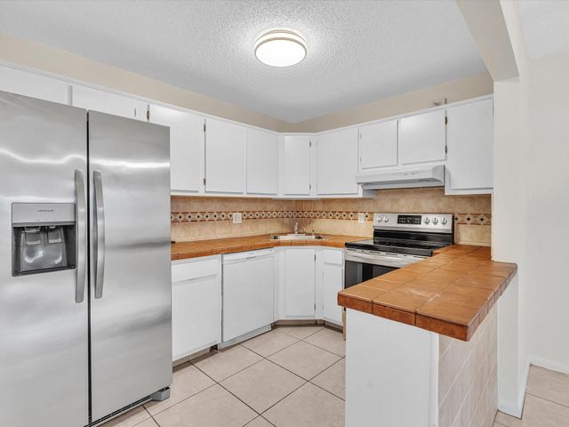 305 Knotty Pine Circle A2, Greenacres, FL 33463